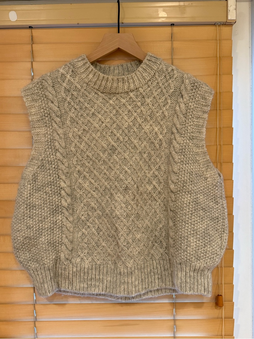 Textured Cable Knit Sleeveless V-Neck Sweater Vest - Cream